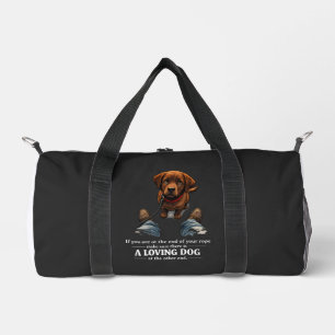 Ein liebevoller Hund wird benötigt, wenn man am En Duffle Bag