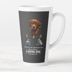 Ein liebevoller Hund wird benötigt, wenn man am En Milchtasse