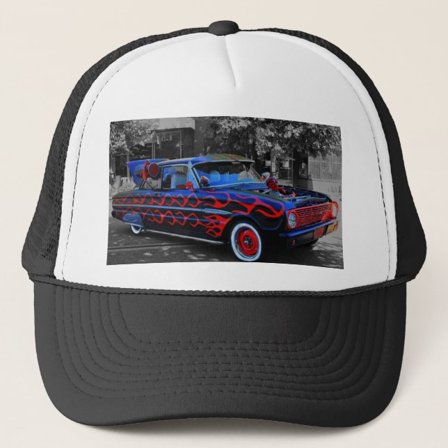 Ein loderndes altes Auto, oon ein Truckerkappe (Vorderseite)