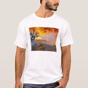 Ein Löschteam für Flugzeuge T-Shirt