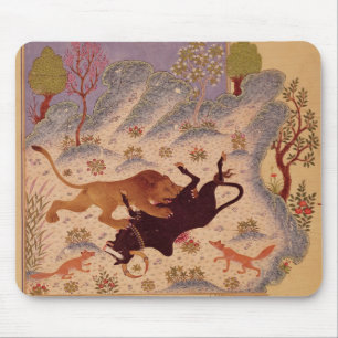 Ein Löwe, der einen Stier in Angriff nimmt und Mousepad