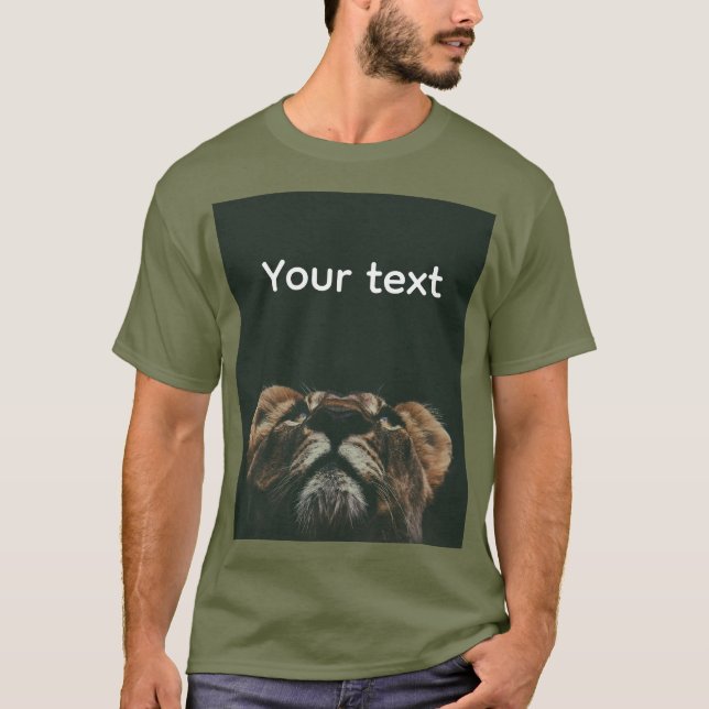 Ein Löwe-t-Shirt mit bearbeitbarem Text T-Shirt (Vorderseite)