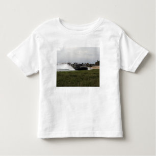 Ein Luftpolster eines Landefahrzeugs kommt an Land Kleinkind T-shirt