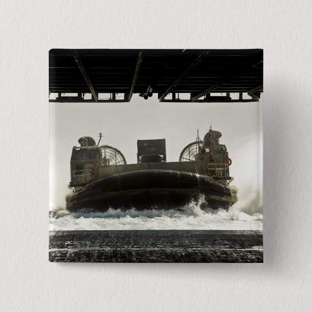 Ein Luftpolster für das Landefahrzeug bereitet sic Button (Vorderseite)