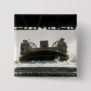 Ein Luftpolster für das Landefahrzeug bereitet sic Button