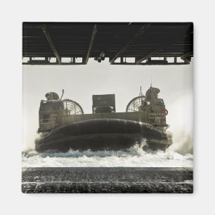 Ein Luftpolster für das Landefahrzeug bereitet sic Magnet