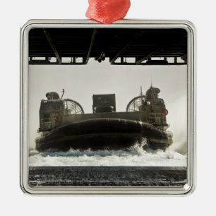 Ein Luftpolster für das Landefahrzeug bereitet sic Ornament Aus Metall