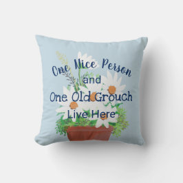 Ein lustiger Mensch und ein alter Grouch wohnen hi Kissen