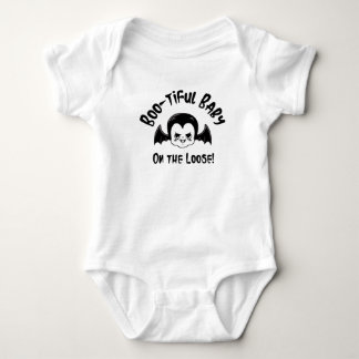 Ein lustiges Baby an der Lose Strampler