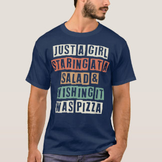Ein Mädchen, das an einem Salat starrt und es sich T-Shirt
