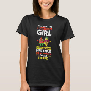 Ein Mädchen, das Ananas und Wassermelone wirklich T-Shirt