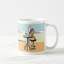 Ein Mädchen, das den Roten Wein genießt im Café Kaffeetasse