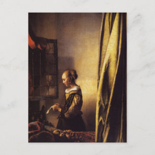 Ein Mädchen, das einen Buchstaben in einem offenen Postkarte