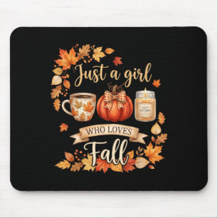 Ein Mädchen, das Herbst-Pumpkin-Kaffee liebt Mousepad