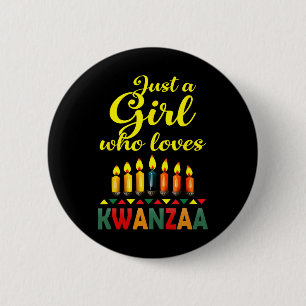 Ein Mädchen, das Kwanzaa Kinara Afrikanischer Stol Button