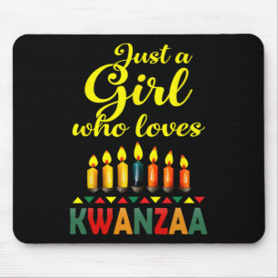 Ein Mädchen, das Kwanzaa Kinara Afrikanischer Stol Mousepad