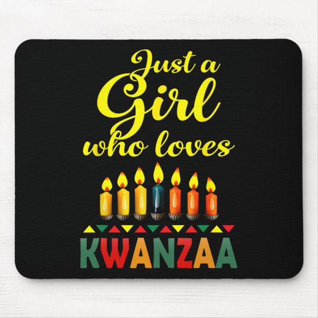 Ein Mädchen, das Kwanzaa Kinara Afrikanischer Stol Mousepad (Vorne)