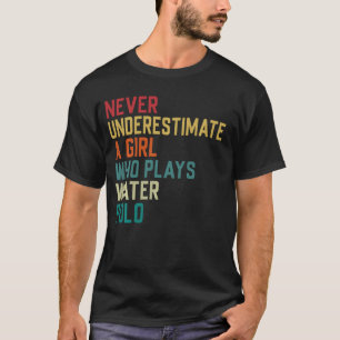 Ein Mädchen, das Waterpolo spielt T-Shirt
