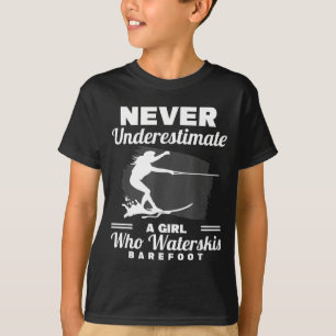 Ein Mädchen, das waterskiet barfuß Wasserskifahren T-Shirt