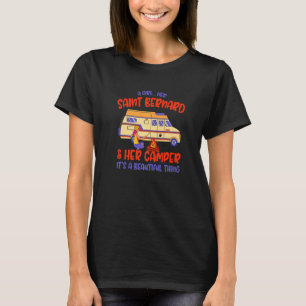 Ein Mädchen ihr Heiliger Bernard und ihr Camper St T-Shirt