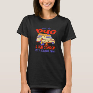Ein Mädchen, ihr Mops und ihr Wohnmobil Mops Hund T-Shirt