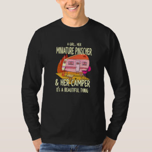 Ein Mädchen, ihr Zwergpinscher und ihr Wohnmobil M T-Shirt
