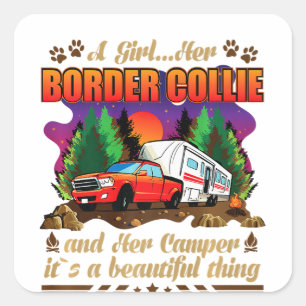 Ein Mädchen ihre Grenzkollie und ihr Camper Hund l Quadratischer Aufkleber