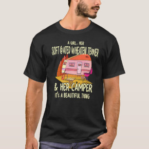 Ein Mädchen ihre weich bestrichene Radlerin und ih T-Shirt