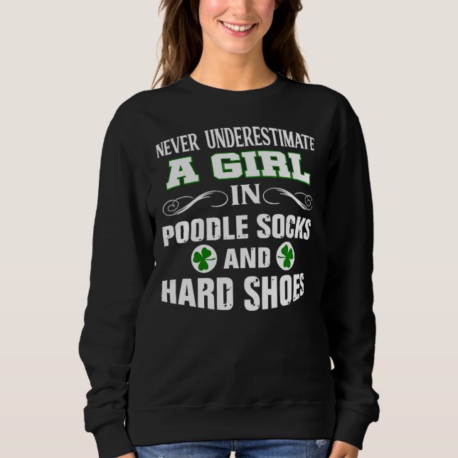 Ein Mädchen in Poodle Socken und Hard Shoes irisch Sweatshirt (Vorderseite)