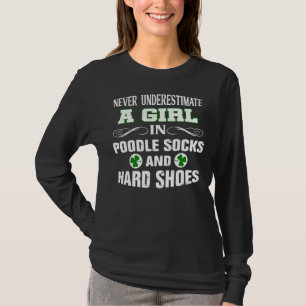 Ein Mädchen in Poodle Socken und Hard Shoes irisch T-Shirt