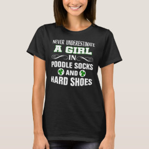 Ein Mädchen in Poodle Socken und Hard Shoes irisch T-Shirt