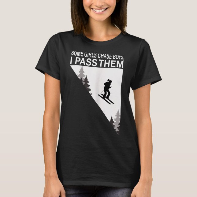 Ein Mädchen jagt Jungs, ich überhole sie Skimädche T-Shirt (Vorderseite)