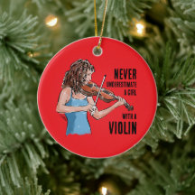 Ein Mädchen mit einem Violinenschmuck