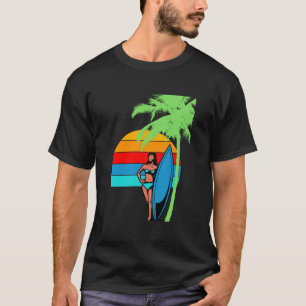 Ein Mädchen neben einer Palme am Strand” Tropical T-Shirt