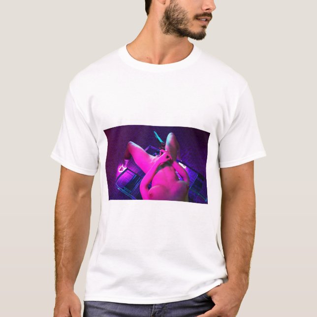 Ein Mädchen und eine Waffe - Kunstdruck T-Shirt (Vorderseite)