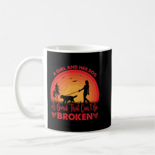Ein Mädchen und ihr Hund eine Anleihe, die nicht z Kaffeetasse