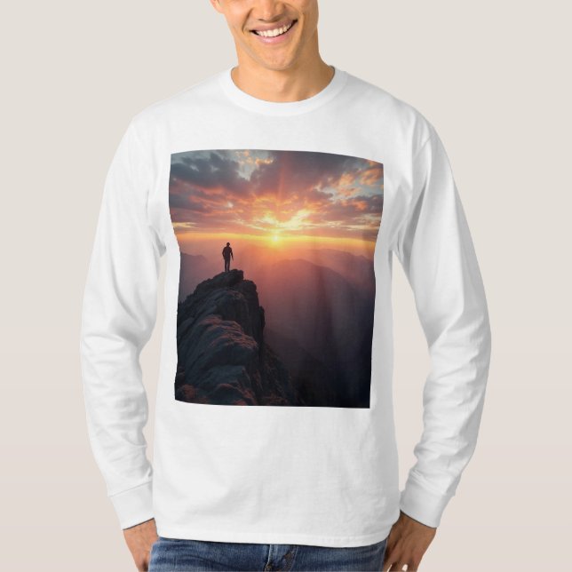 Ein majestätischer Sonnenaufgang vom Gipfel des Be T-Shirt (Vorderseite)