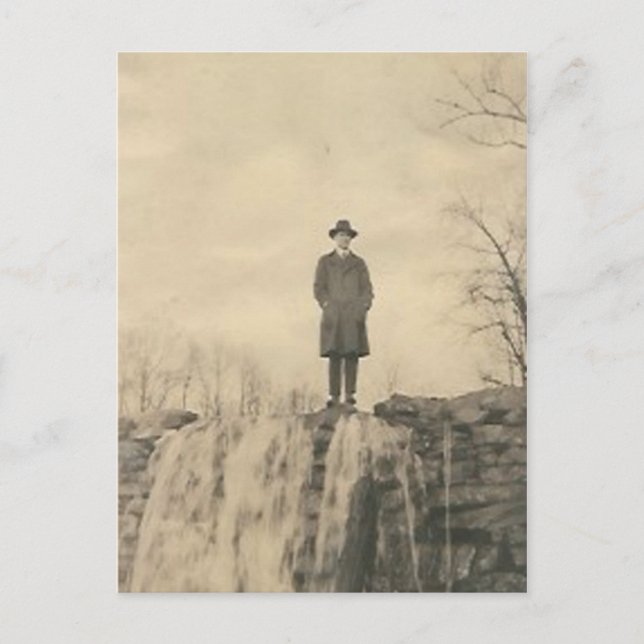 Ein Mann auf einer Klippe Postkarte (Vorderseite)