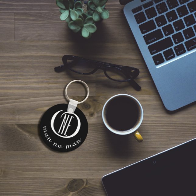 Ein Mann, der kein Mensch ermuntert, zitiert schwa Schlüsselanhänger (Von Creator hochgeladen)