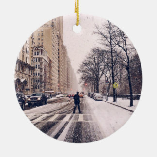 Ein Mann, der nach Westen ein Snowy-Central Park Keramik Ornament