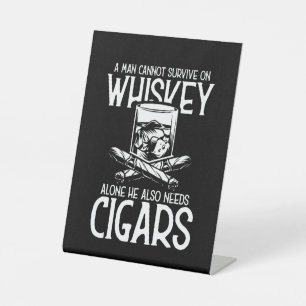 Ein Mann, der Whiskey und Zigarre Liebe Sockelschild