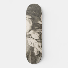 Ein Mann hebt die Legen eines anderen Mannes Skateboard