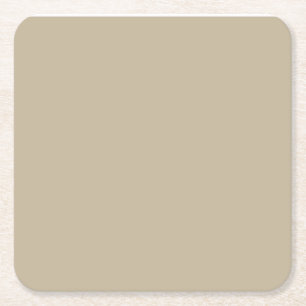 ein Mann in Anzug und Krawatte, der vor einer Wand Rechteckiger Pappuntersetzer