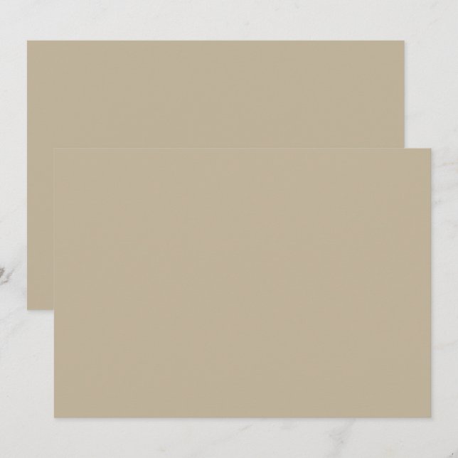 ein Mann in einem Anzug und Krawatte stehend vor e Einladung (Vorne/Hinten)