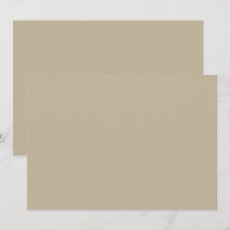 ein Mann in einem Anzug und Krawatte stehend vor e Einladung