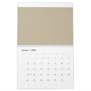 ein Mann in einem Anzug und Krawatte stehend vor e Kalender