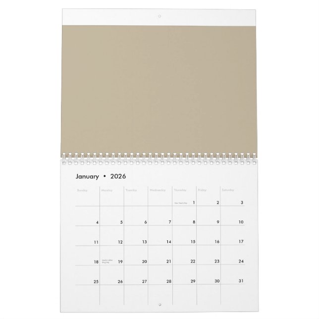 ein Mann in einem Anzug und Krawatte stehend vor e Kalender (Jan 2026)