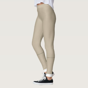 ein Mann in einem Anzug und Krawatte stehend vor e Leggings
