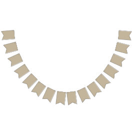 ein Mann in einem Anzug und Krawatte stehend vor e Wimpelkette