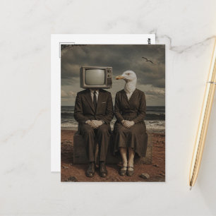 Ein Mann mit einem Fernseher als Kopf und einer Mö Postkarte